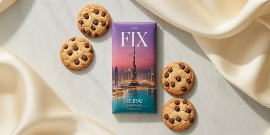 Dubai-Schokoladentafel ‚Fix‘ noch verpackt, auf einem weißen Tisch liegend
