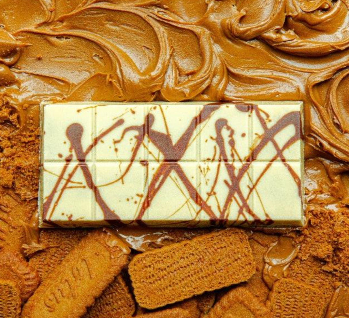 Werbefoto einer Dubai-Schokoladentafel mit Biscoff-Geschmack auf einem Hintergrund aus Biscoff-Aufstrich