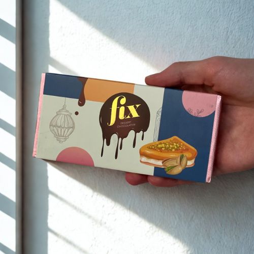 Dubai-Schokoladentafel noch verpackt, vor einer weißen Wand